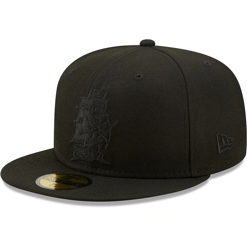 New Era Tampa Bay Buccaneers Black on Black Alternate Logo 59FIFTY Fitted Hat