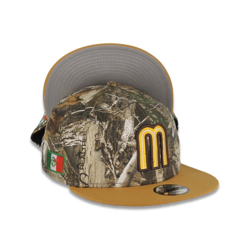 (Youth) Mexico New Era WBC 9FIFTY 950 Kid Snapback Cap Hat Real Tree Edge Camo Crown Tan Visor Team Color Logo Mexico Flag Side Patch