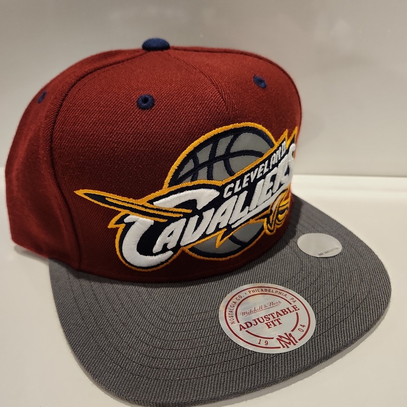 Cleveland Cavaliers NBA Mitchell & Ness Men’s Burgundy XL Reflective Two Tone Snapback