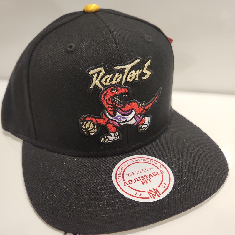 Toronto Raptors NBA Mitchell & Ness Men’s Black Gold Tip Snapback