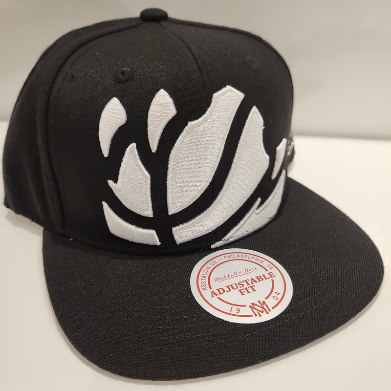 Toronto Raptors NBA Mitchell & Ness Men’s Black Negative Space Snapback