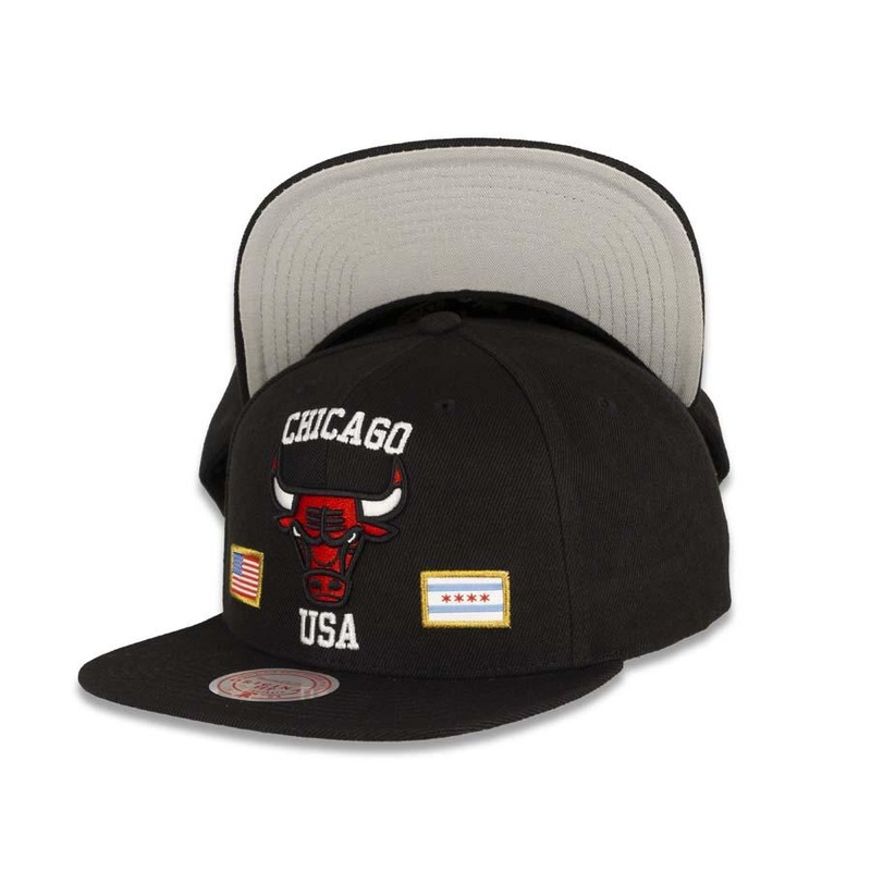Chicago Bulls Mitchell & Ness NBA Snapback Black Crown/Visor Deafult Logo with Flags Gray UV (City Pride)