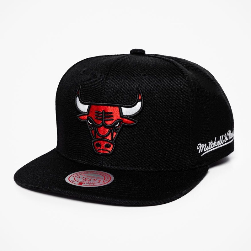 Chicago Bulls Mitchell & Ness NBA Snapback Cap Hat Black Crown/Visor Team Color Logo English Text/Script Back Logo
